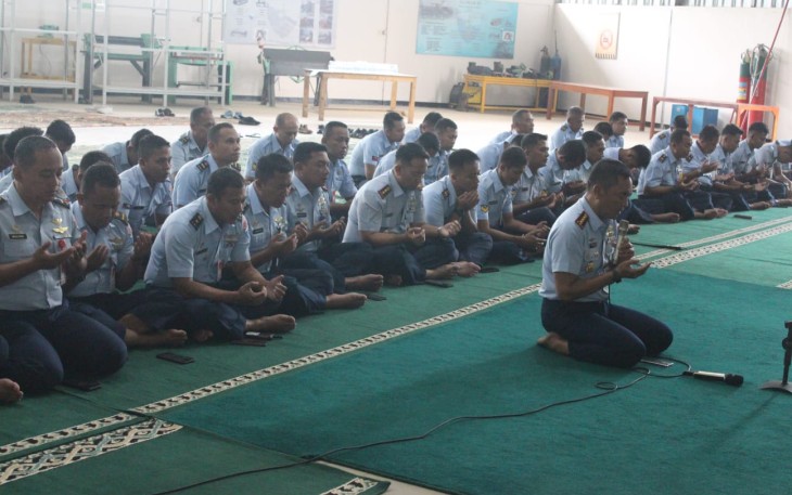 Dandepohar 90 Kolonel Tek Amin Rahardjo saat memimpin doa bersama