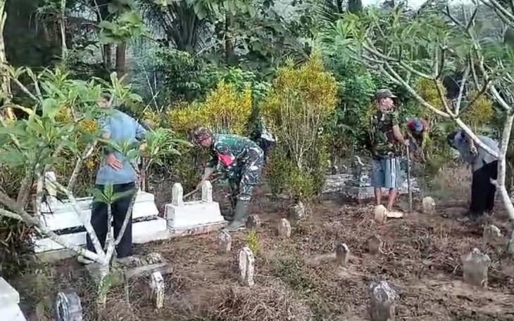 Pembersihan makam bersama warga binaan