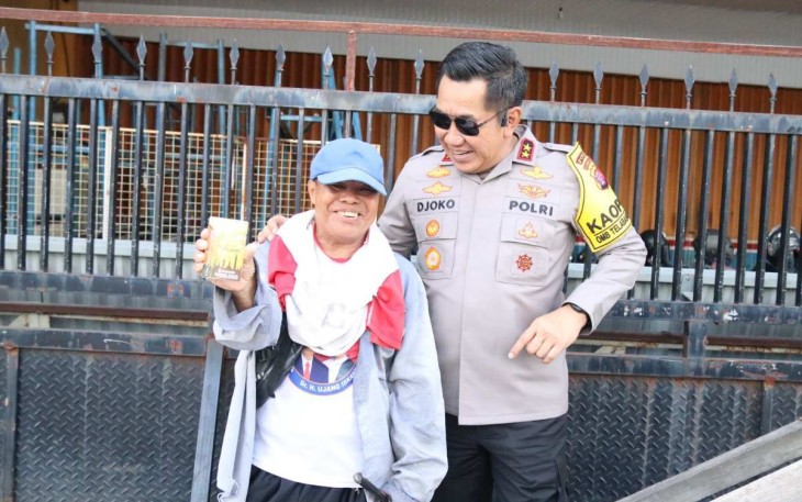 Kapolda Kalteng Irjen Pol Drs Djoko Poerwanto saat memberikan voucher lebaran, Sabtu (30/3)