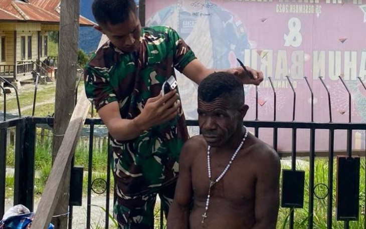 Warga senang prajurit Yonif 509/BY pangkas rambut 