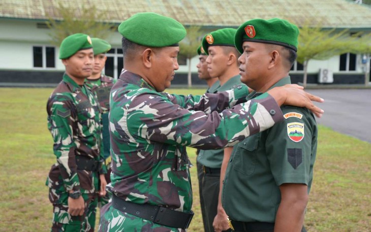 Danrem 023/KS Kolonel Inf Lukman Hakim saat kenaikan pangkat prajuritnya, Senin (1/4)