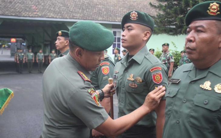 Danmenarmed 2 Kostrad Letkol Arm Siswo Budiarto saat menyematkan pangkat prajuritnya, Senin (1/4)