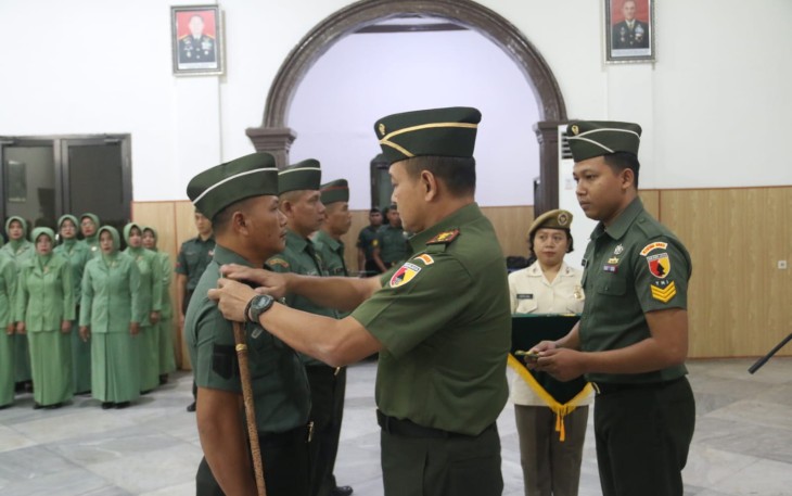 Dandim 0803/Madiun Letkol Inf Meina Helmi saat menyematkan kenaikan pangkat prajuritnya, Senin (1/4)