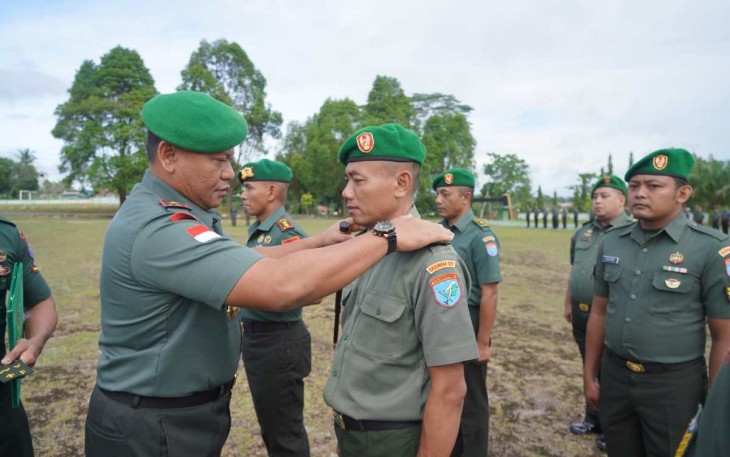 Danrem 121/Abw Brigjen TNI Luqman Arief saat menyematkan kenaikan pangkat prajuritnya, Senin (1/4)