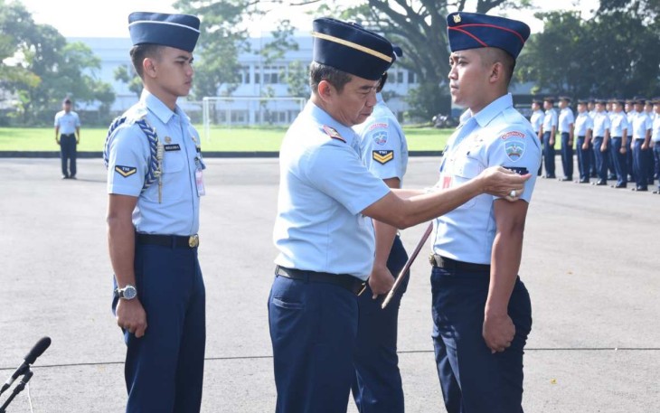 Dankoharmatau Marsma TNI Oki Yanuar sematkan pangkat prajuritnya, Senin (1/4)