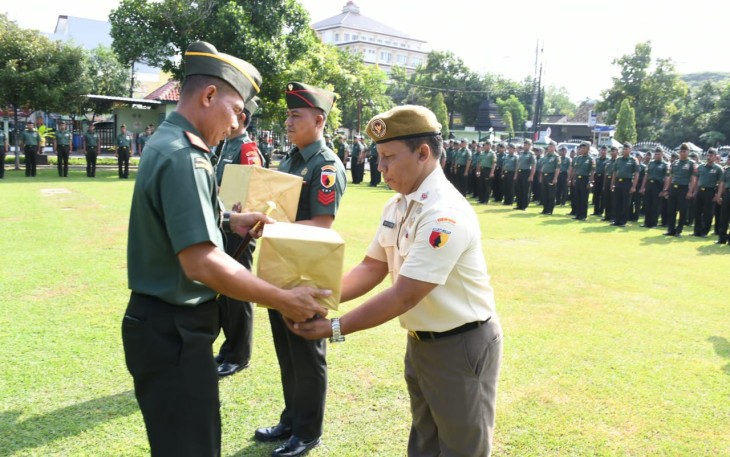 Dandim 0802/Ponorogo Letkol Inf Dwi Soerjono saat menyerahkan bingkisan lebaran