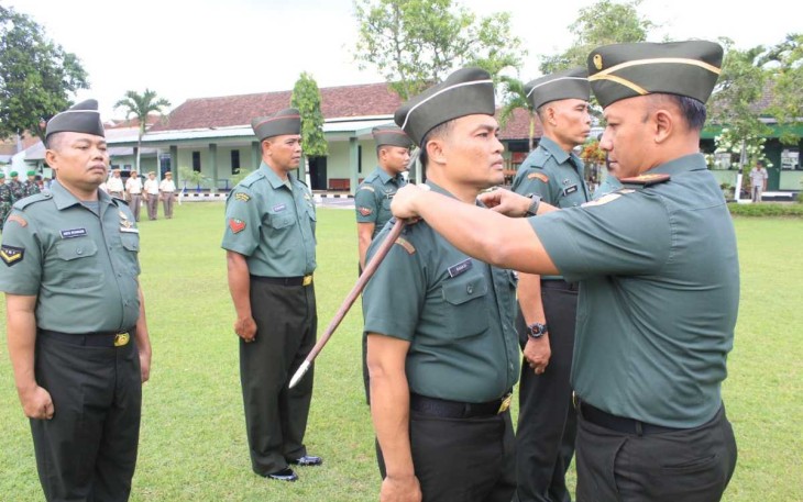 Dandim 0806/Trenggalek Letkol Czi Yudo Aji Susanto saat menyematkan kenaikan pangkat prajuritnya 