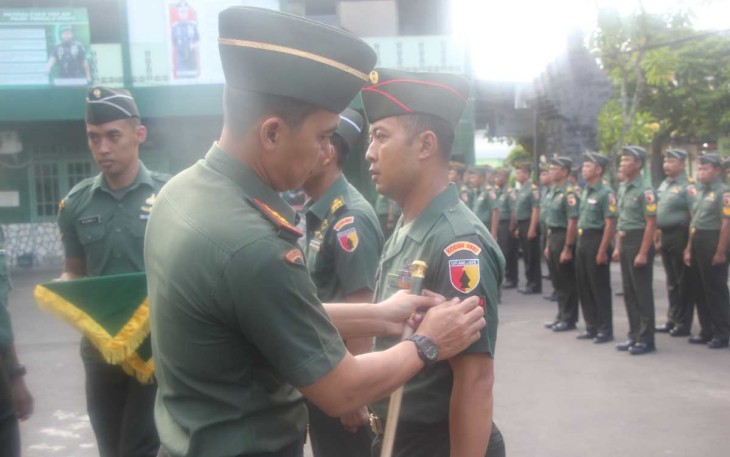 Dandim 0807/Tulungagung Letkol Czi Nooris Agus Rinanto menyematkan kenaikan pangkat prajuritnya 