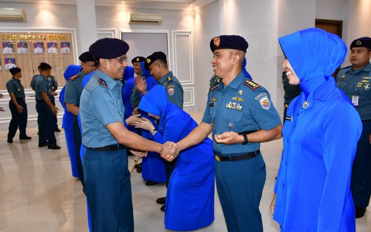 Danlantamal VI Makassar Laksamana Pertama TNI Ivan Gatot Prijanto saat memberikan selamat kenaikan pangkat prajuritnya, Senin (1/4)