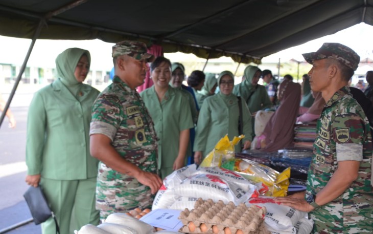 Danrem 023/KS Kolonel Inf Lukman Hakim meninjau stand bazar murah TNI, Selasa (2/4)
