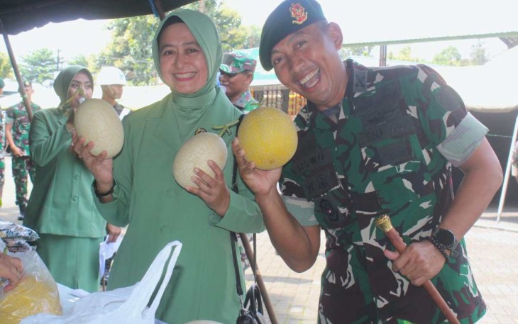 Danmenarmed 2 Kostrad Letkol Arm Siswo Budiarto saat borong produk bazar, Selasa (2/4)