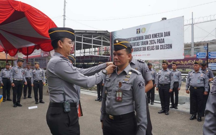 Kalapas Cilegon Yosafat Rizanto saat menyematkan kenaikan pangkat, Selasa (2/4)