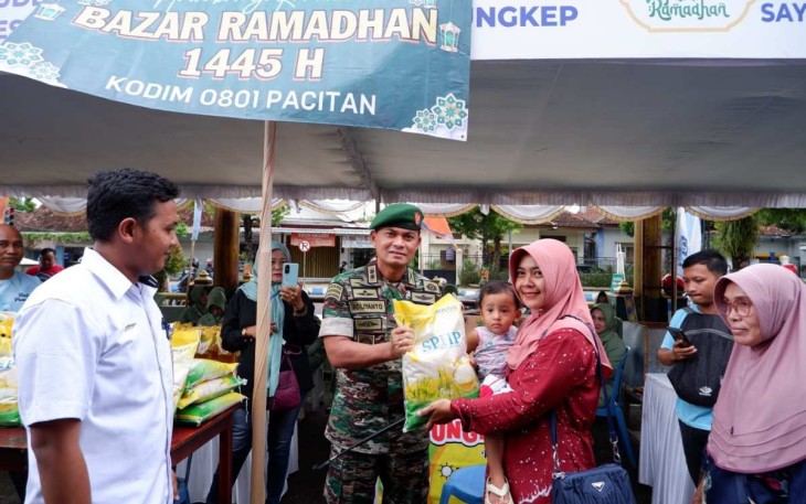 Dandim 0801/Pacitan Letkol Inf Roliyanto berikan bingkisan sembako