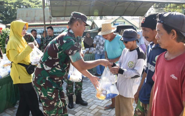 Dandim 1002/HST Letkol Inf Fery Perbawa berikan sembako penarik becak, Selasa (2/4)