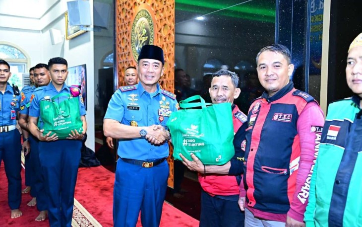 Pangkoarmada RI Laksmana Madya TNI Denih Hendrata saat memberikan bingkisan, Selasa (2/4)