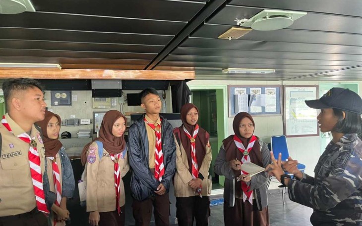 Pelajar di Gorontalo saat ngabuburit di KRI Banjarmasin-592