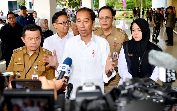 Presiden Joko Widodo saat memberikan keterangan pers usai mencek pelayan kesehatan di RSUD Sultan Thaha Syaifuddin Jambi, Rabu (3/4)