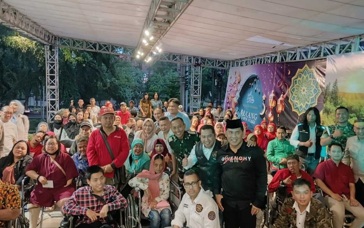 Danmenarmed 2 Kostrad Letkol Arm Siswo Budiarto bersama kaum duafa
