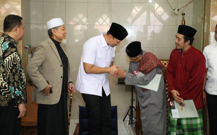 Menteri ATR BPN Agus Hari Murti Yudhoyono Serahkan Sertifikat 