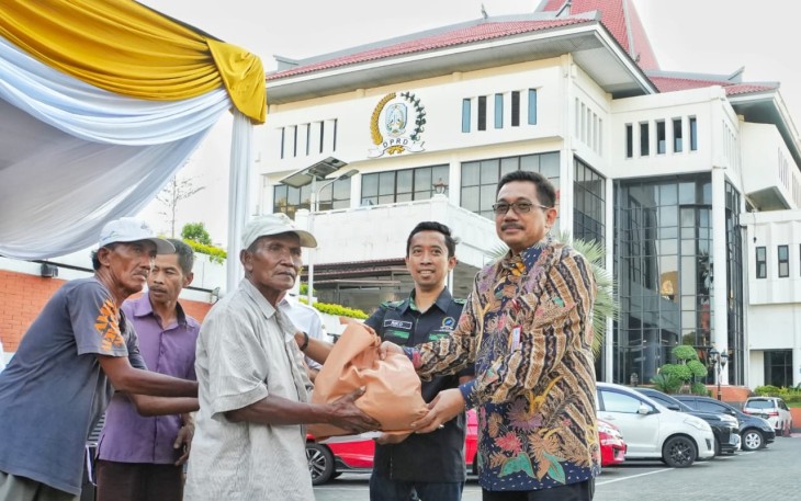 DPRD Jatim Bagikan 150 Paket Sembako 