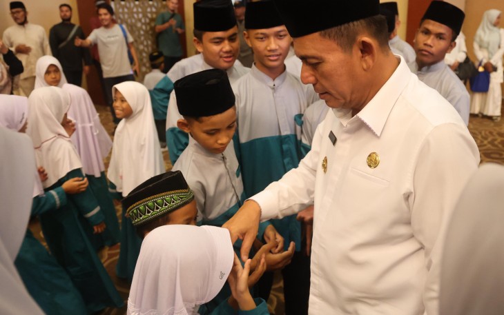 Gubernur Ansar Silaturahmi Bersama Pegawai dan Petugas Kebersihan dan Taman Biro Umum 