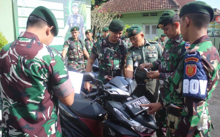 Dandenma Menarmed 2 Kostrad Mayor Arm Sumarsono cek kendaraan anggota, Kamis (4/4)