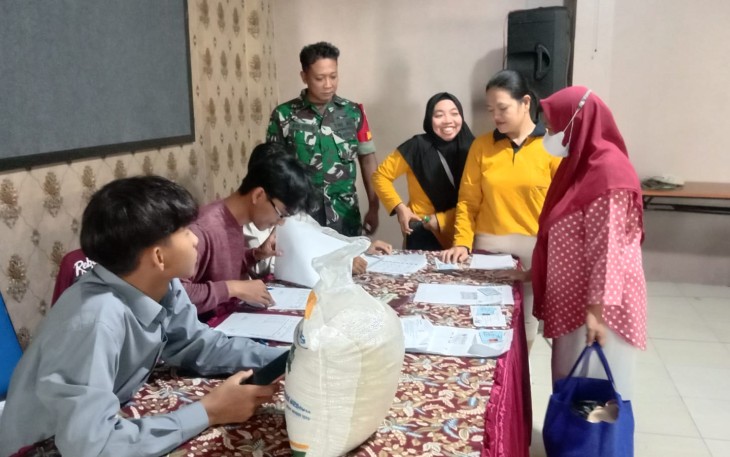 Pendistribusian bantuan pangan di wilayah desa binaan 