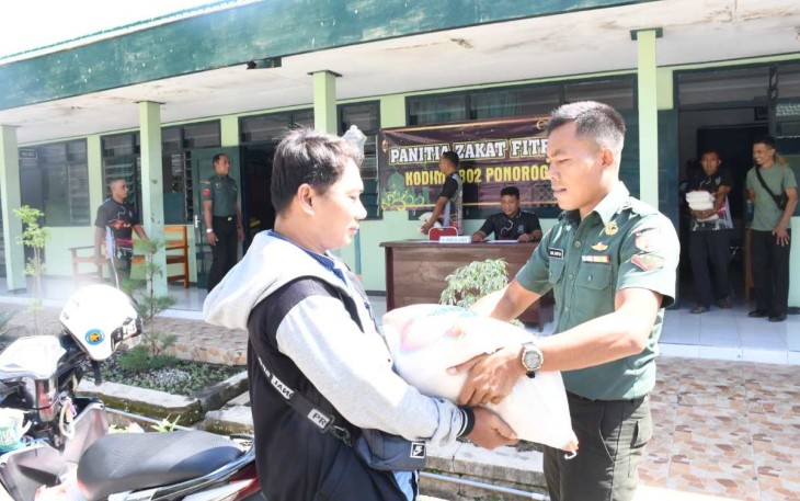 Penyaluran zakat fitrah Kodim 0802/Ponorogo 