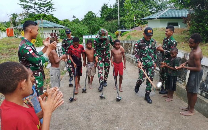 Kegembiraan anak-anak Papua bermain mainan tradisional 