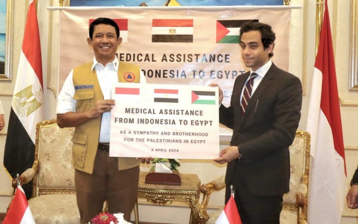 Kepala BNPB Letjen TNI Suharyanto saat menyerahkan bantuan kemanusiaan RI untuk Palestina di Mesir