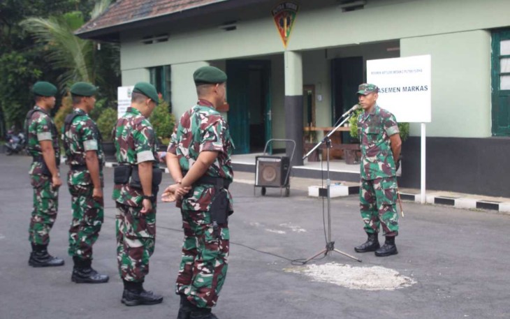 Danmenarmed 2 Kostrad Letkol Arm Siswo Budiarto saat apel luar biasa, Jum'at (5/4)
