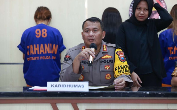Kabid Humas Polda Jatim Kombes Dirmanto saat memberikan keterangan pers, Jum'at (5/4)