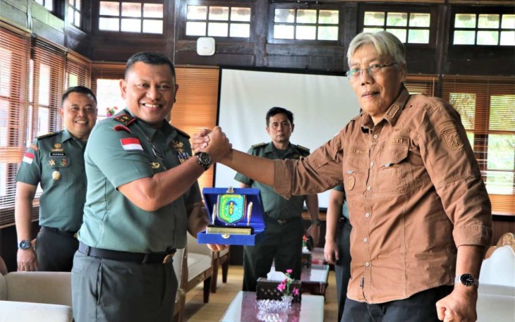 Danrem 121/Abw Brigjen TNI Luqman Arief bersama Bupati Sintang dr H Jarot Winarno 