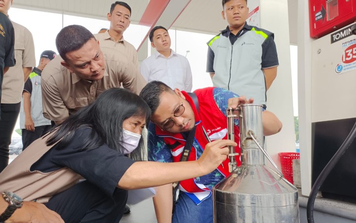 Polda Jatim bersama Pertamina cek kualitas dan stok BBM, Senin (8/4)