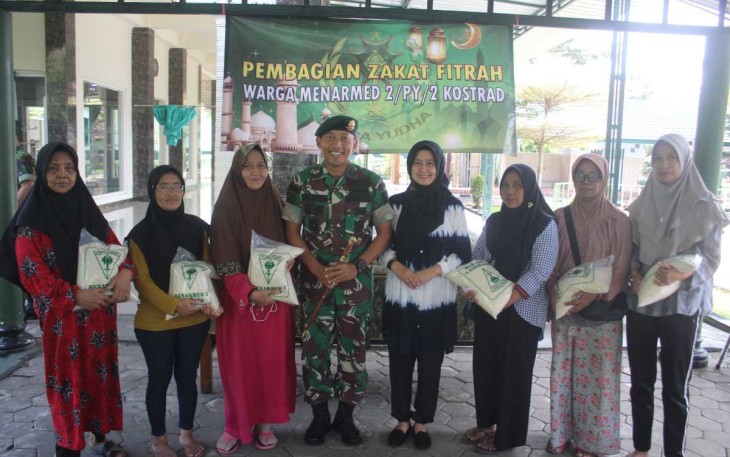 Danmenarmed 2 Kostrad Letkol Arm Siswo Budiarto foto bersama penerima zakat fitrah, Senin (8/4)