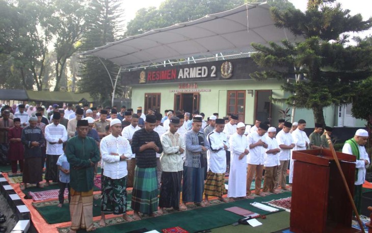 Sholat Idul Fitri keluarga besar Menarmed 2 Kostrad 