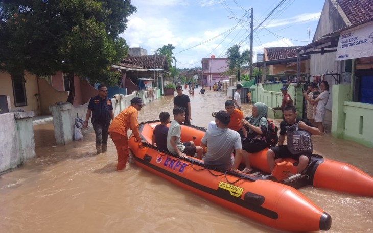 Tim gabungan evakuasi warga terdampak banjir, Jumat (12/4)