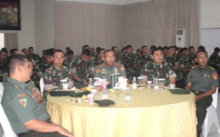 Danmenarmed 2 Kostrad Letkol Arm Siswo Budiarto beserta jajarannya mengikuti halal bihalal bersama Pangkostrad secara virtual, Selasa (16/4)