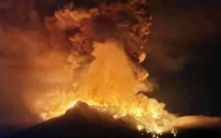 Erupsi Gunung Ruang di Kabupaten Sitaro, Provinsi Sulawesi Utara, Rabu (17/4)