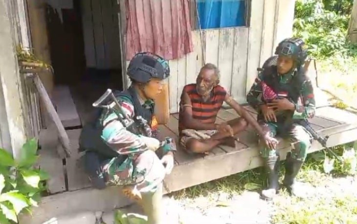 Satgas Yonif 310/KK bantu memberikan pekarangan rumah warga 