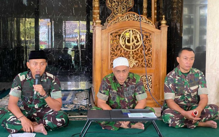 Danmenarmed 2 Kostrad Letkol Arm Siswo Budiarto saat memberikan pengarahan, Kamis (18/4)