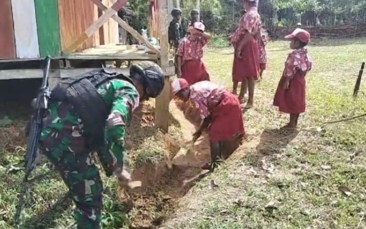Bersihkan lingkungan sekolah di perbatasan 