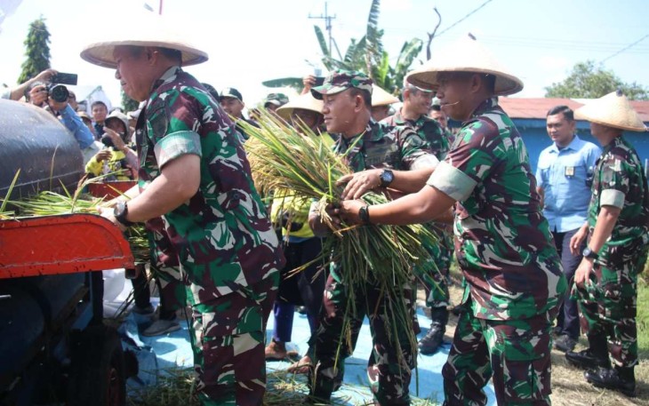 Dandim 0805/Ngawi Letkol Arm Didik Kurniawan saat mendampingi Pangdam V dan Danrem 081/DSJ menggiling padi, 