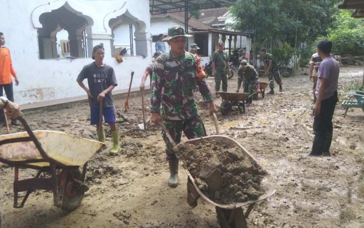 Kerja bakti pasca banjir di wilayah desa binaan 