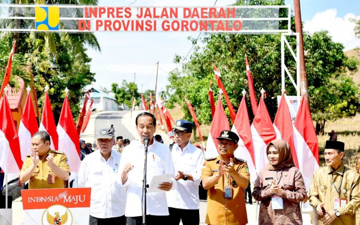 Presiden Joko Widodo saat memberikan keterangan pers usai meresmikan penanganan 5 ruas jalan daerah di Gorontalo, Senin (22/4)