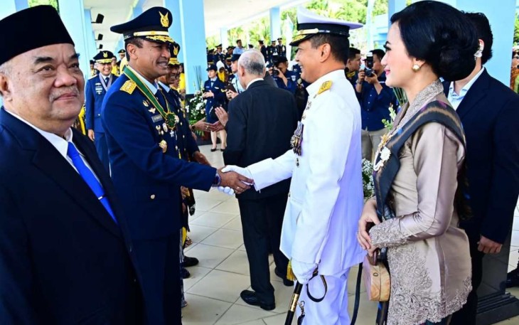 Wakasal Laksdya TNI Erwin S Aldedharma memberikan ucapan selamat kepada Kasau, Senin (22/4)