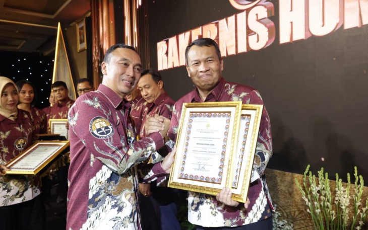 Kabid Humas Polda Jatim Kombes Dirmanto saat menerima penghargaan dari Kadivhumas Polri Irjen Pol Dr H Sandi Nugroho dalam Rakernis Humas Polri 2024 di Surabaya, Senin (22/4)