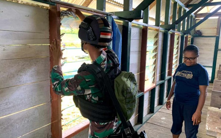 Bersihkan gereja masyarakat di kampung Towe Hitam