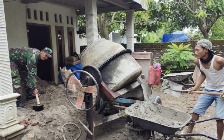 Gotong royong bantu rehab rumah warga desa binaan 