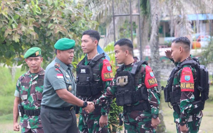 Danrem 121/Abw Brigjen TNI Luqman Arief saat mengunjungi Yonif 642/Kps, Rabu (24/4)